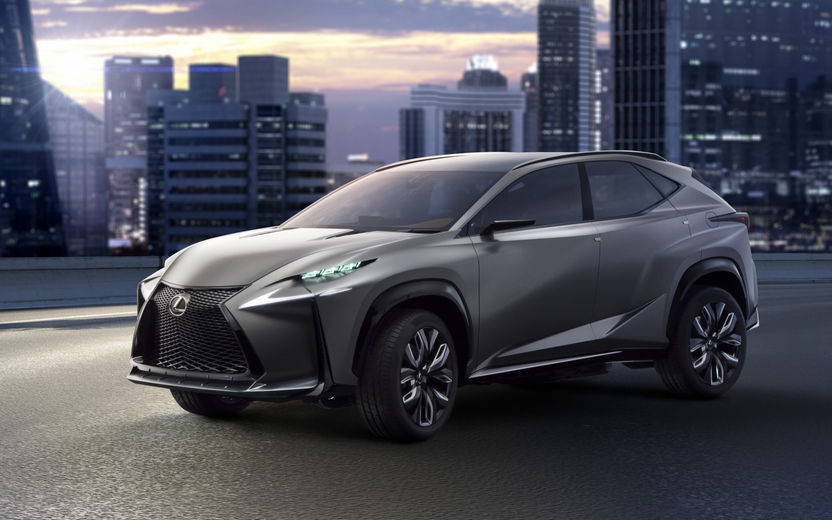 Серебристый кроссовер  Lexus LF-NX на фоне города