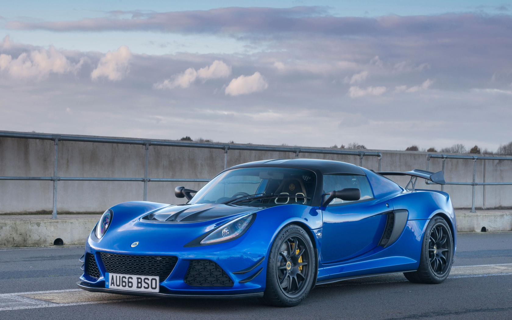 Автомобиль Lotus Exige Sport 380, синий металлик 