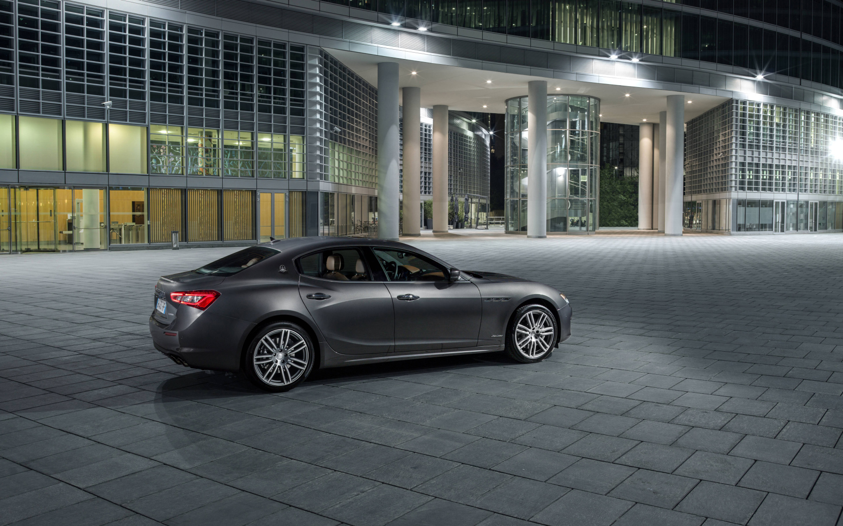 Серебристый автомобиль Maserati Ghibli S Gran Lusso, 2017