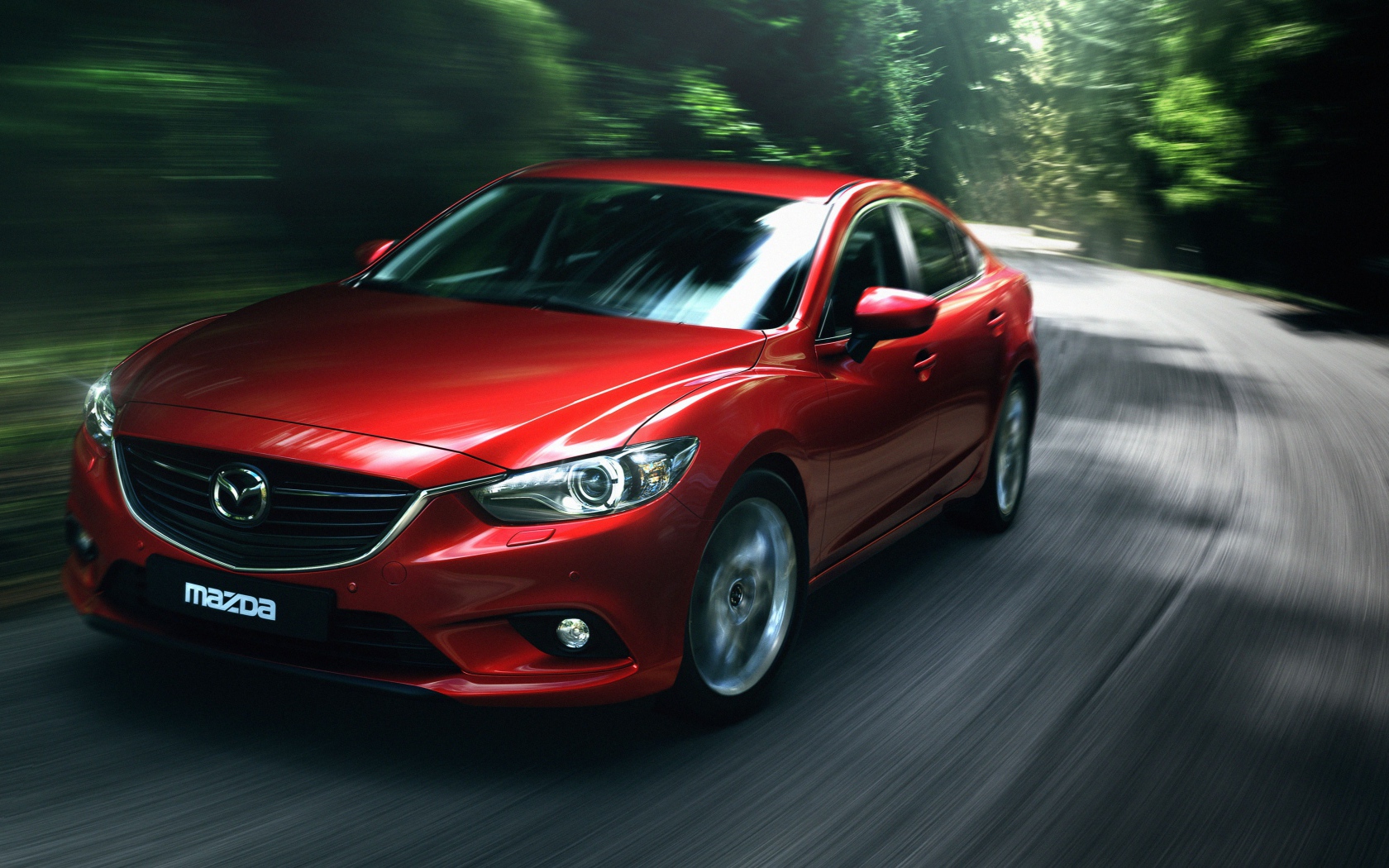 Красный автомобиль  Mazda 6, 2018 на скорости