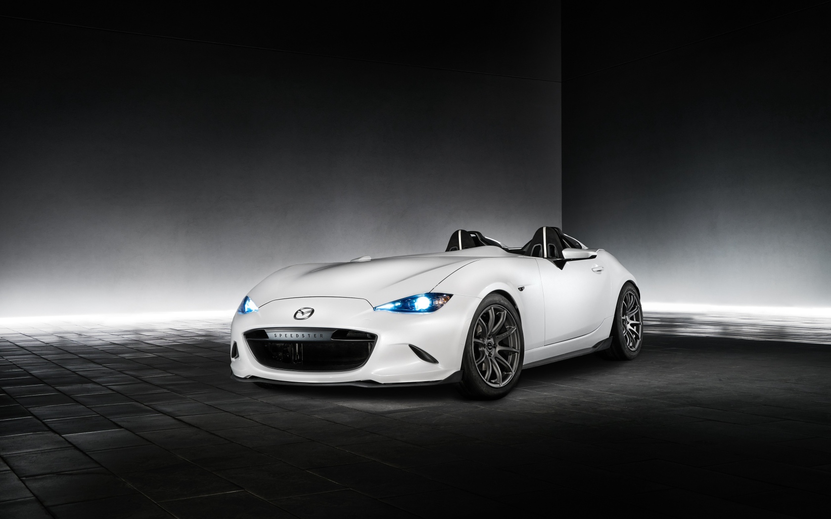 Стильный белый автомобиль Mazda MX-5 Speedster Evolution