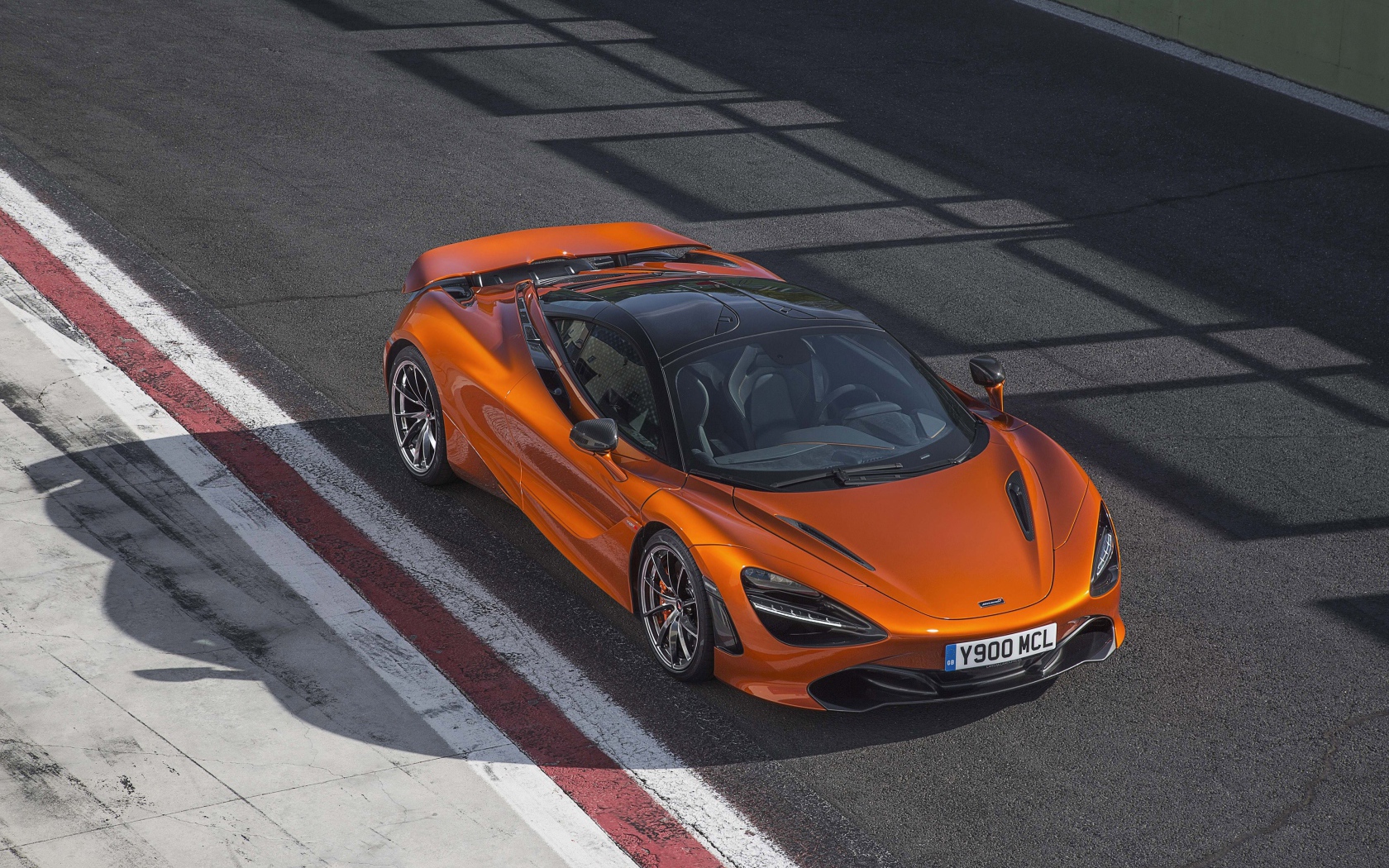 Оранжевый спортивный автомобиль McLaren 720S, 2017 