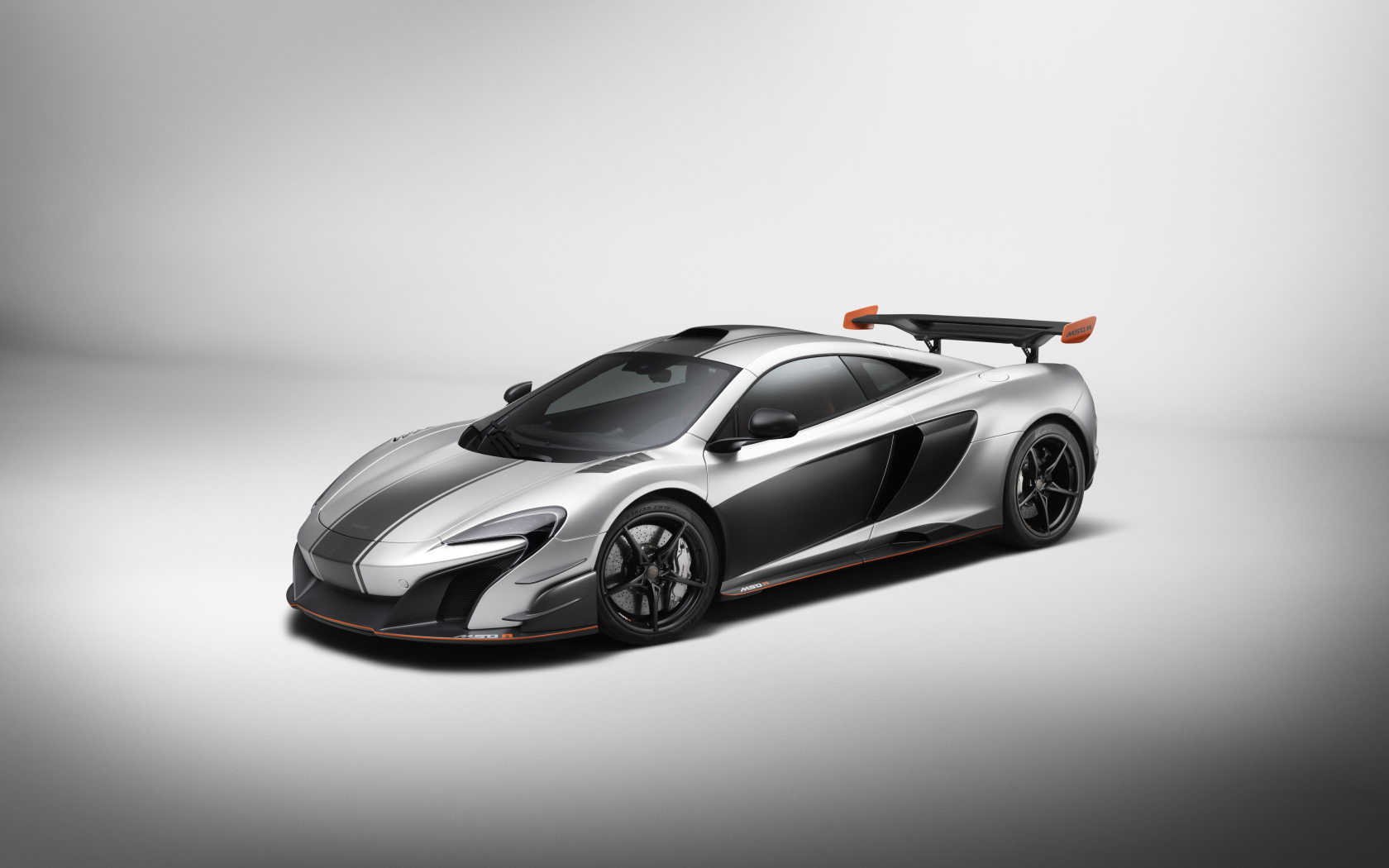 Серебристый автомобиль McLaren MSO R Coupe, 2017 на сером фоне
