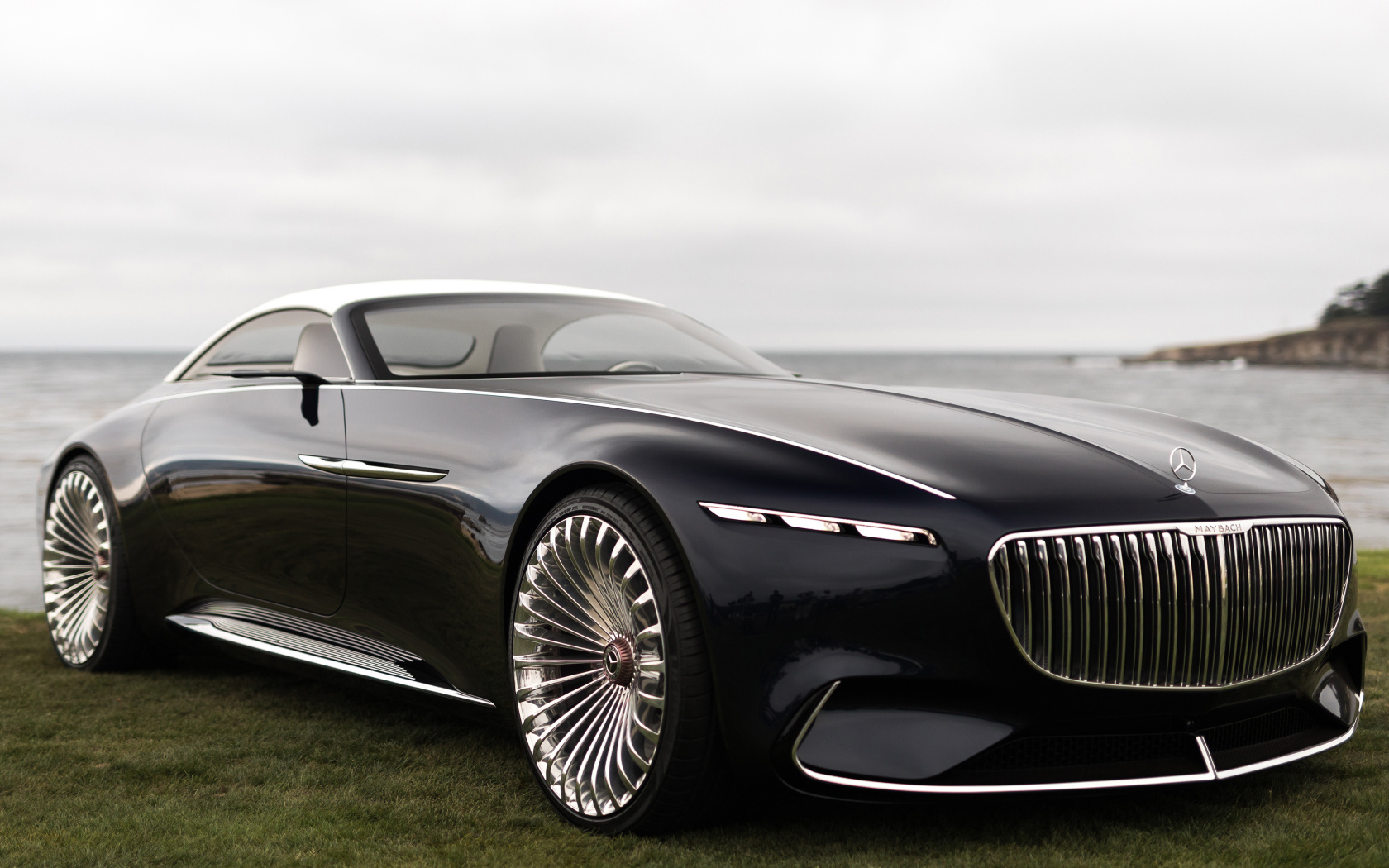 Черный стильный автомобиль Vision Mercedes-Maybach 6 Cabriolet, 2018 у воды