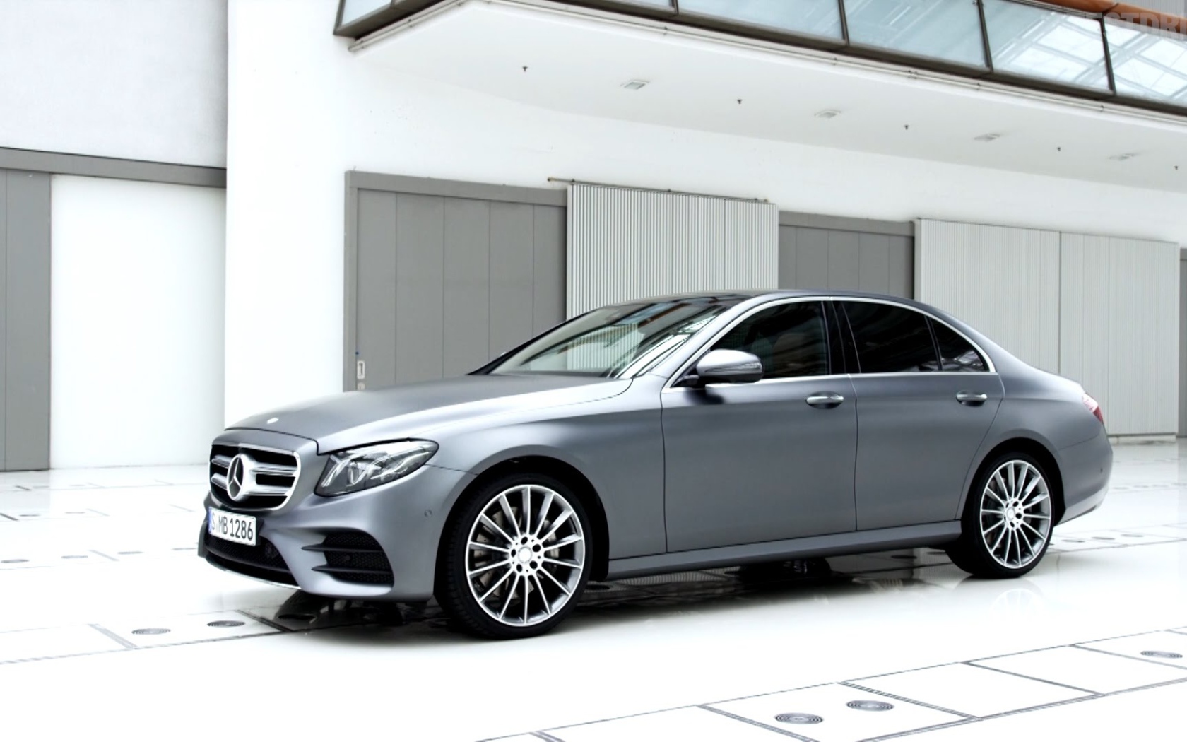 Серебристый Mercedes-Benz E-Class 2017 года 