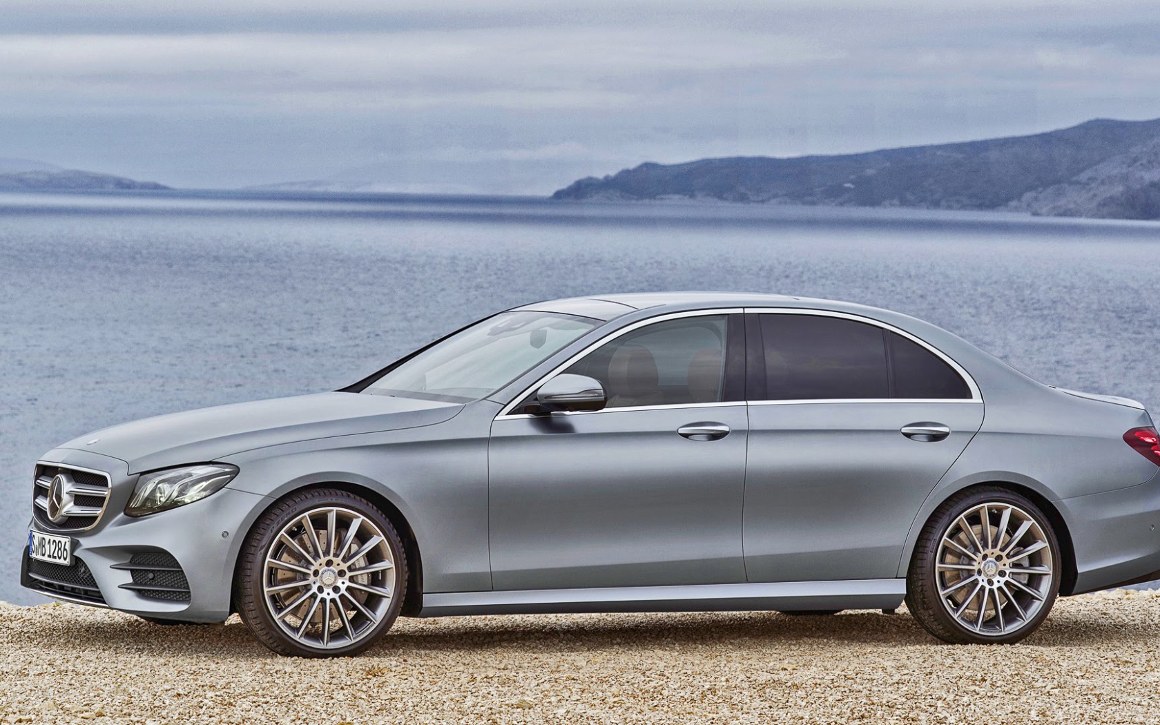 Серебристый Mercedes E-Class AMG Line 2017 года 