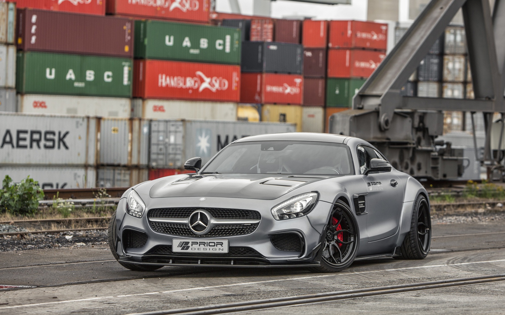 Серебристый спорткар Mercedes-AMG GT в порту