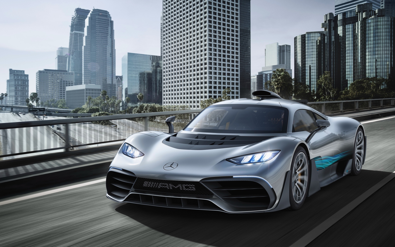 Серебристый спортивный автомобиль Mercedes-AMG Project One на фоне города