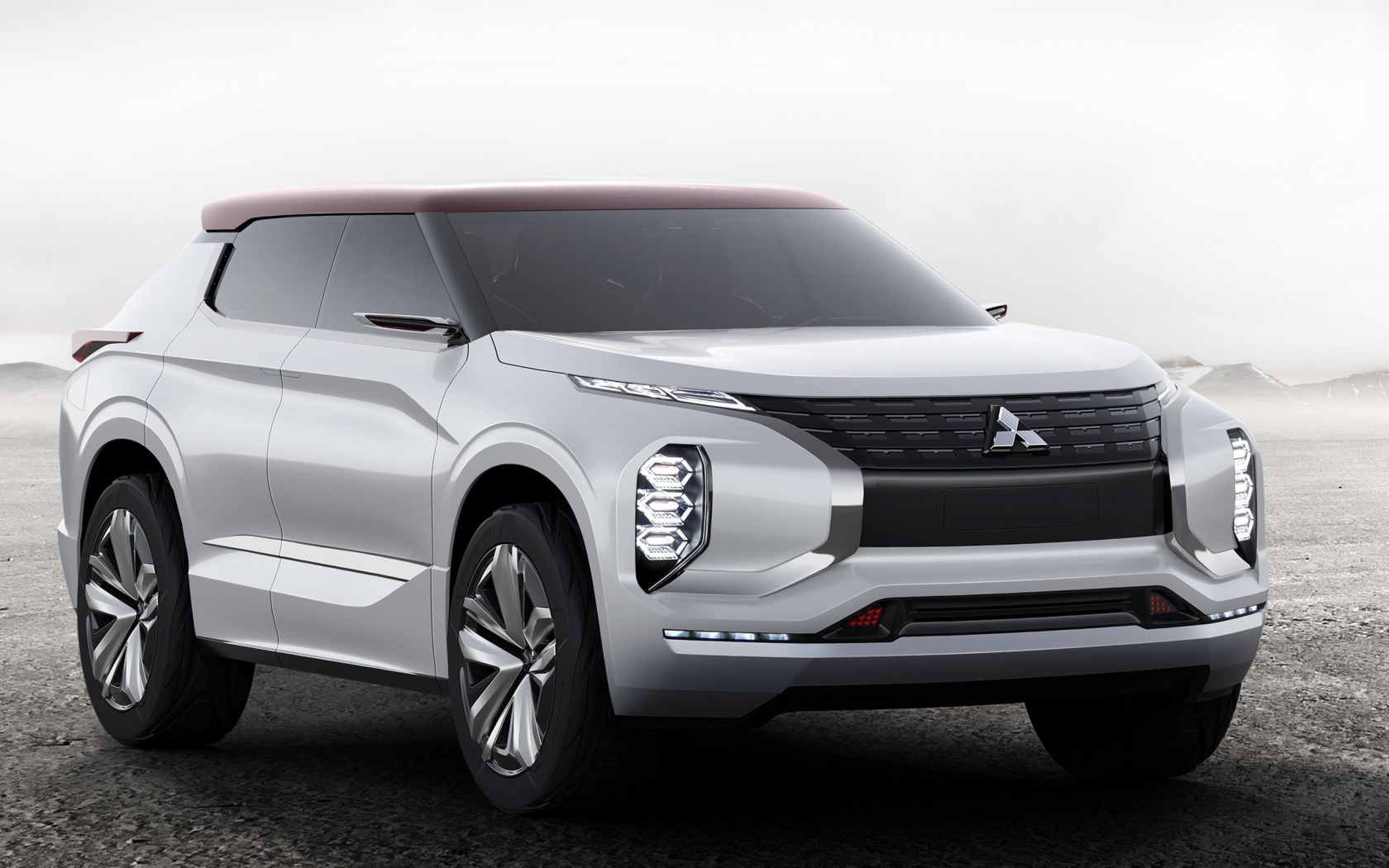 Серебристый внедорожник  Mitsubishi GT-PHEV