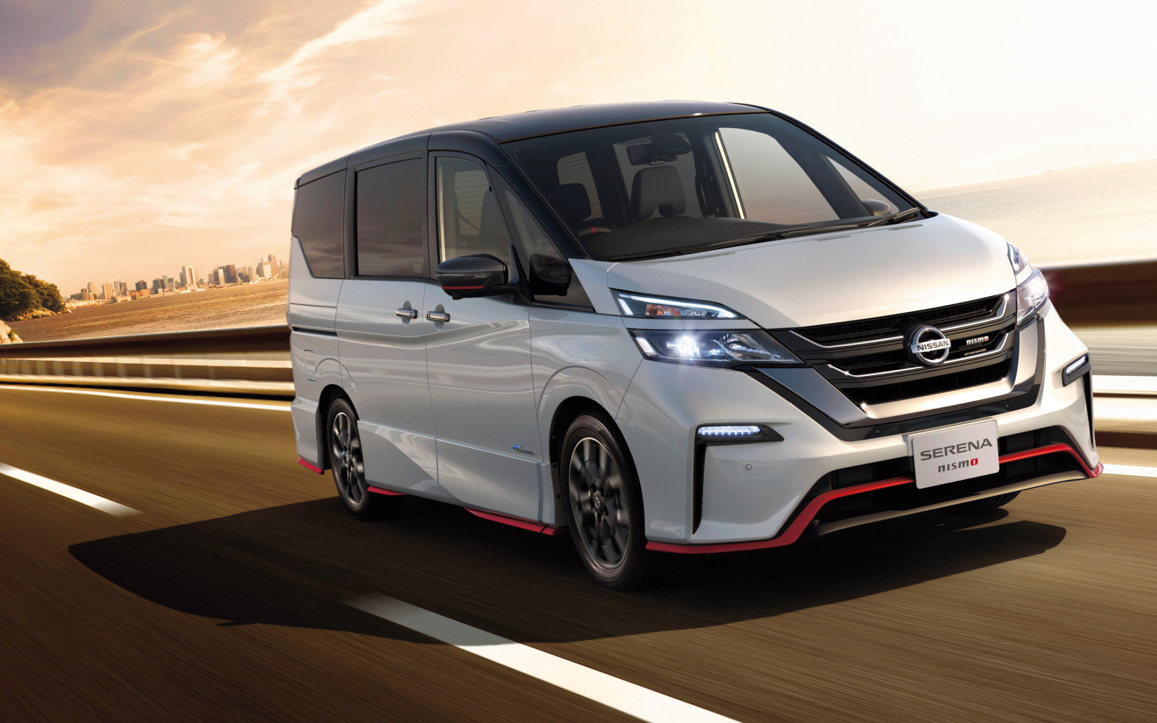 Белый минивэн Nissan Serena Nismo, 2018