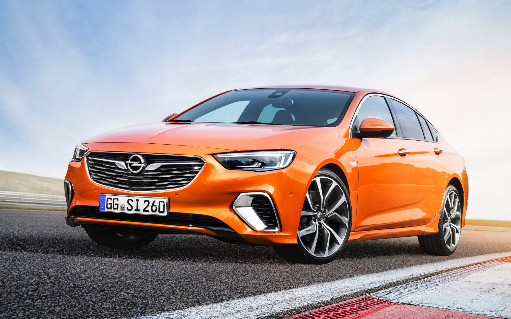 Стильный оранжевый автомобиль Opel Insignia GSi, 2018