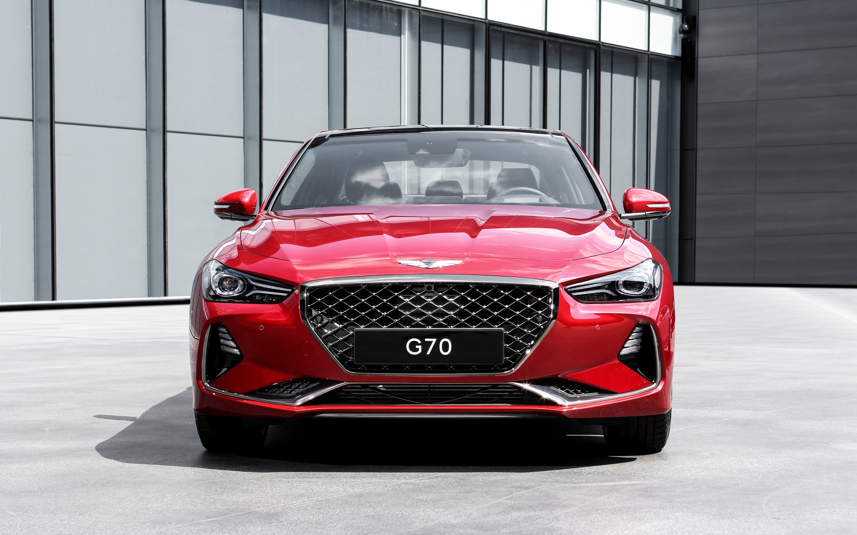 Красный автомобиль седан  Genesis G70, 2018 вид спереди