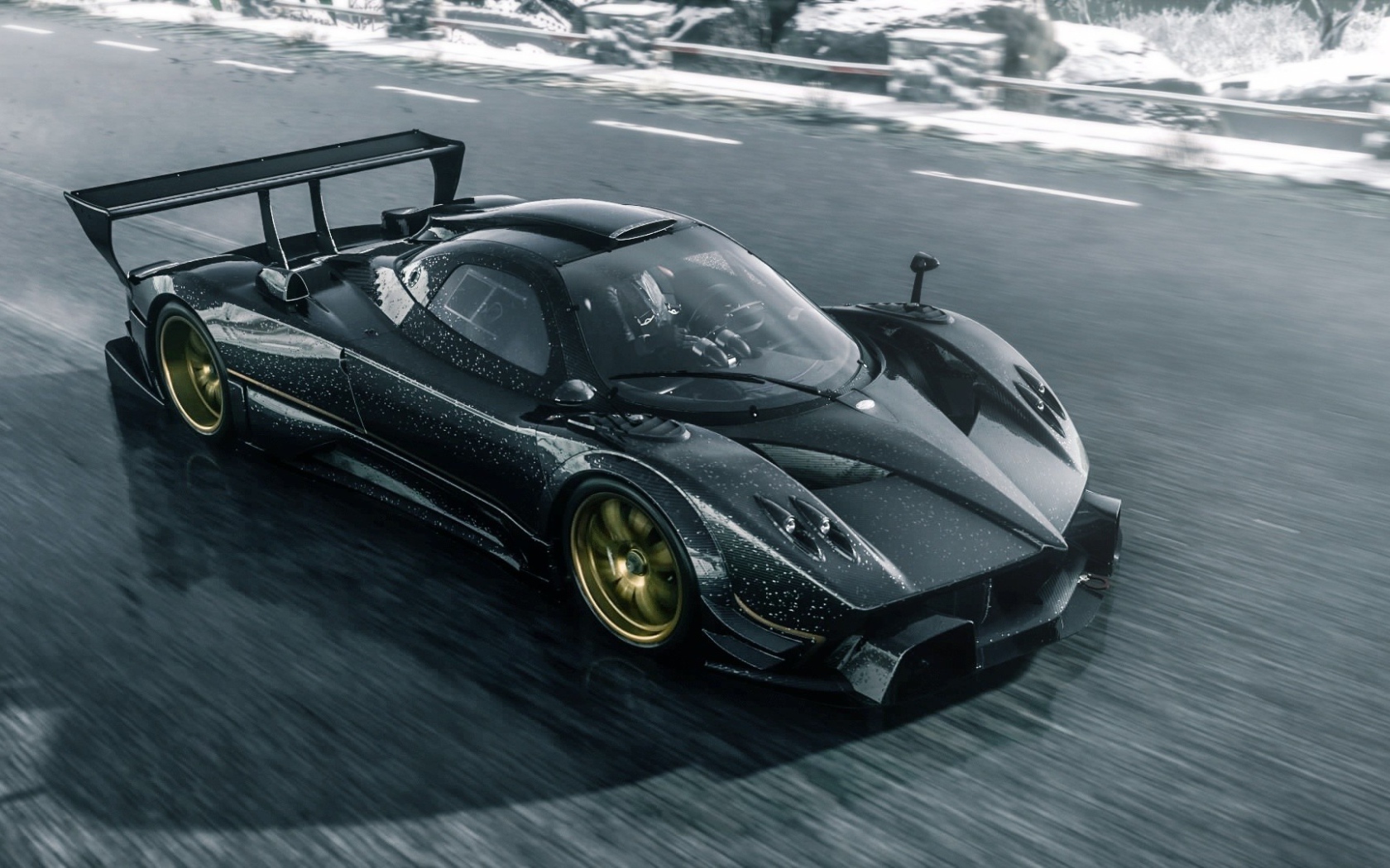 Черный суперкар Pagani Zonda R на трассе 