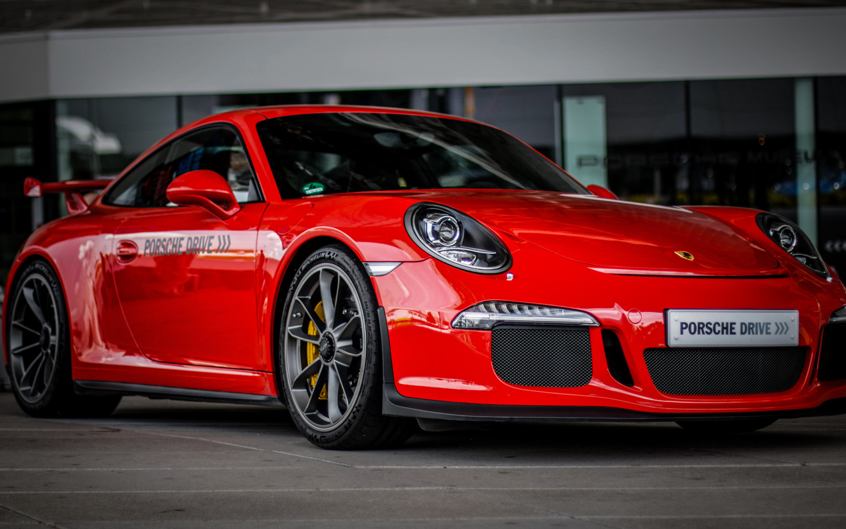 Красный спортивный автомобиль Porsche Drive Supercar