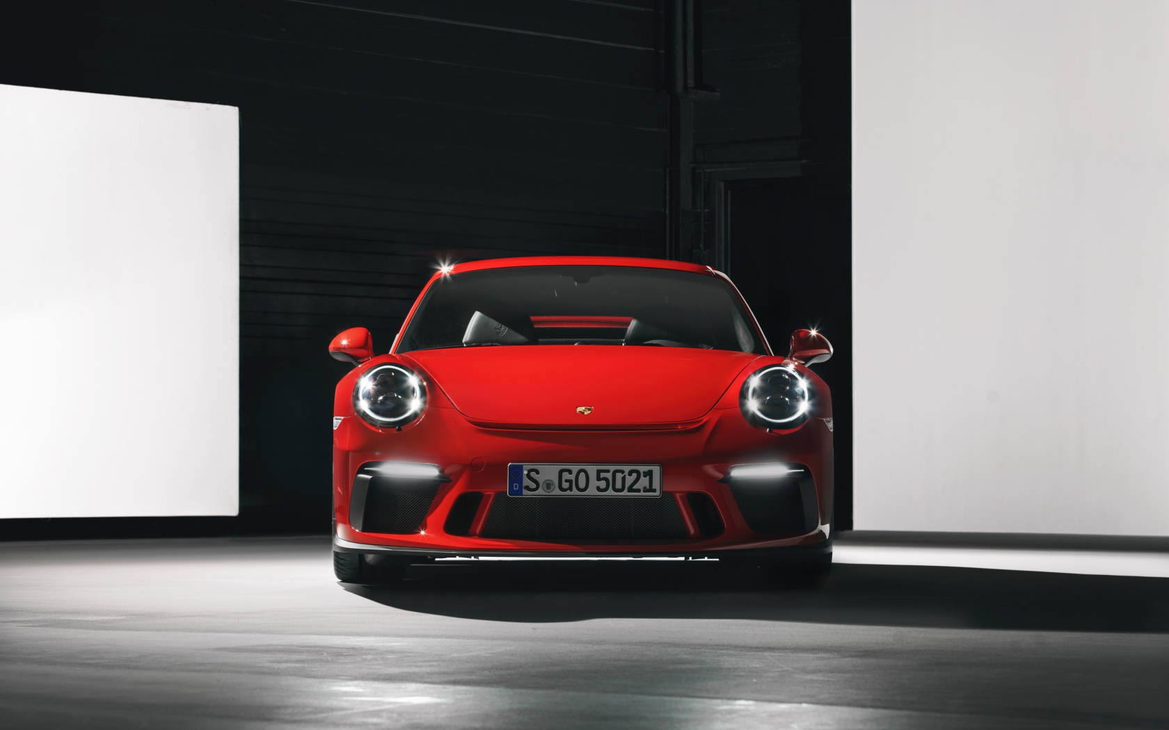 Красный автомобиль Porsche 911 GT3 