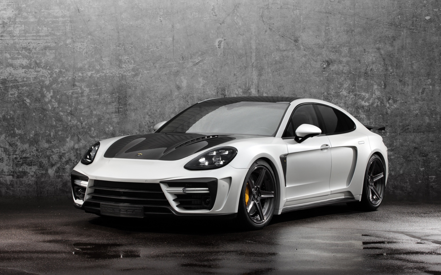 Спортивный автомобиль Porsche Panamera Stingray GTR