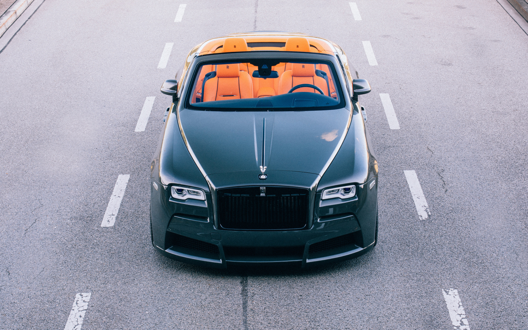 Зеленый автомобиль кабриолет Rolls Royce Dawn, 2018