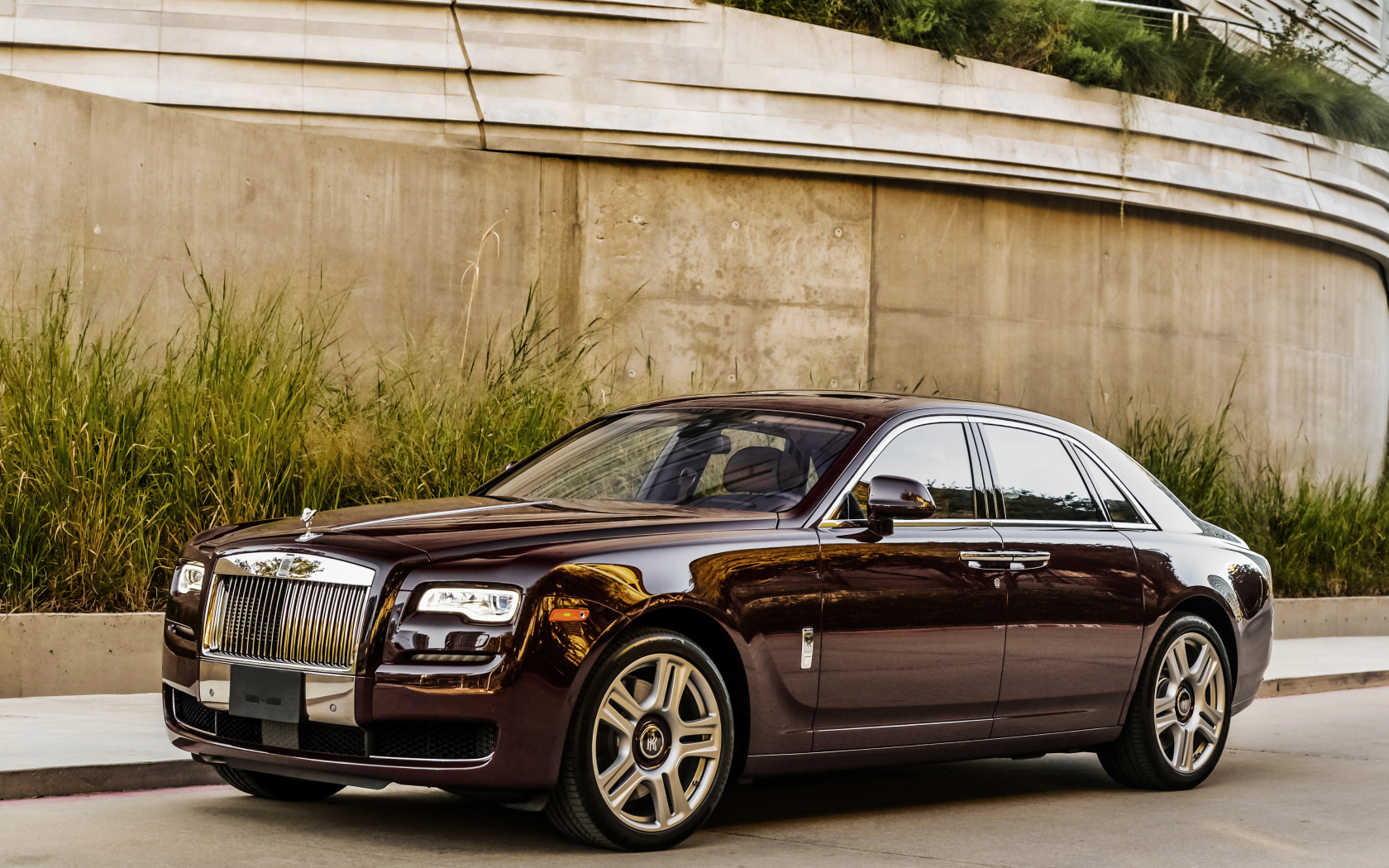 Стильный черный автомобиль Rolls Royce Ghost