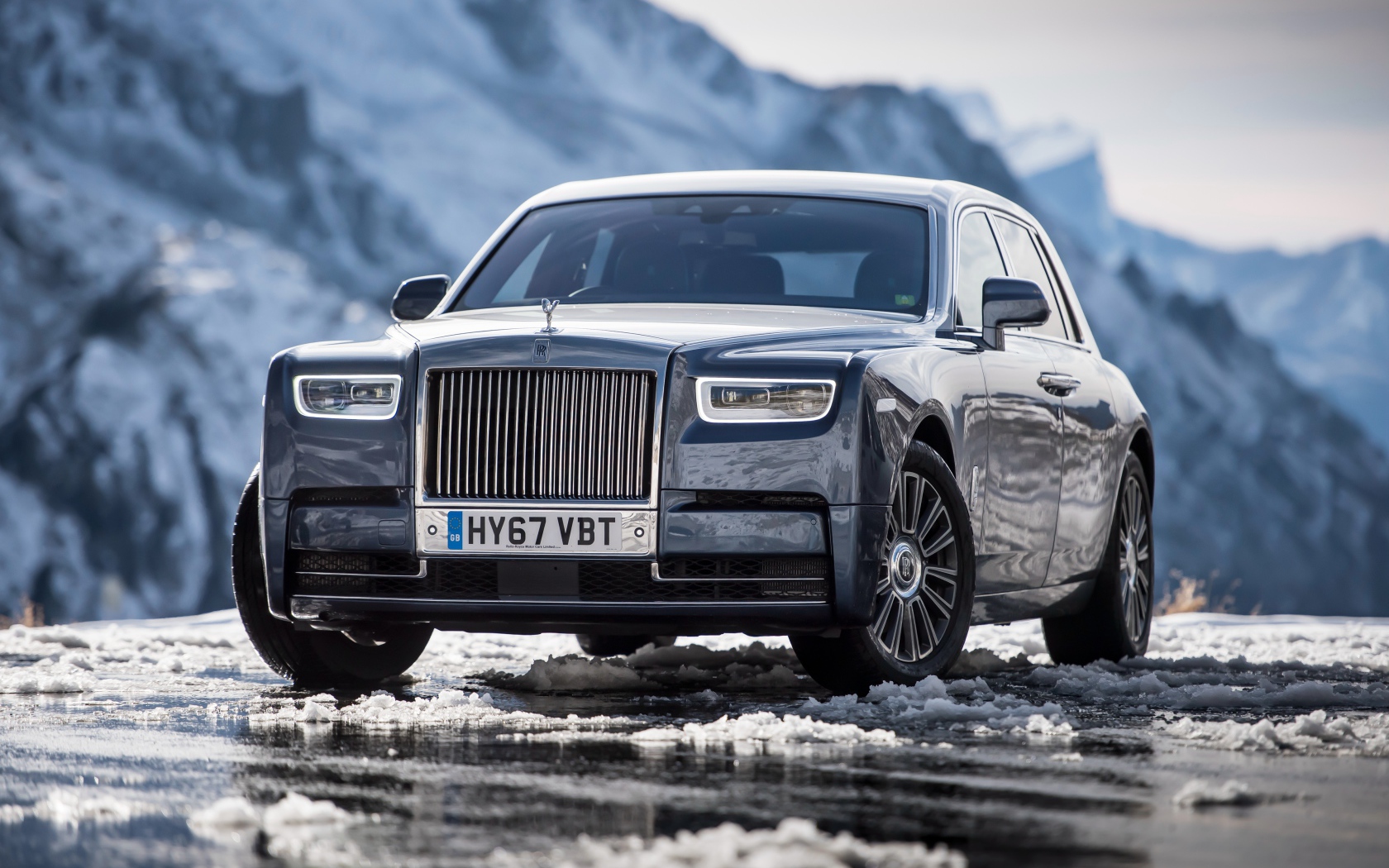 Стильный автомобиль Rolls-Royce Phantom, 2017 на скользкой дороге