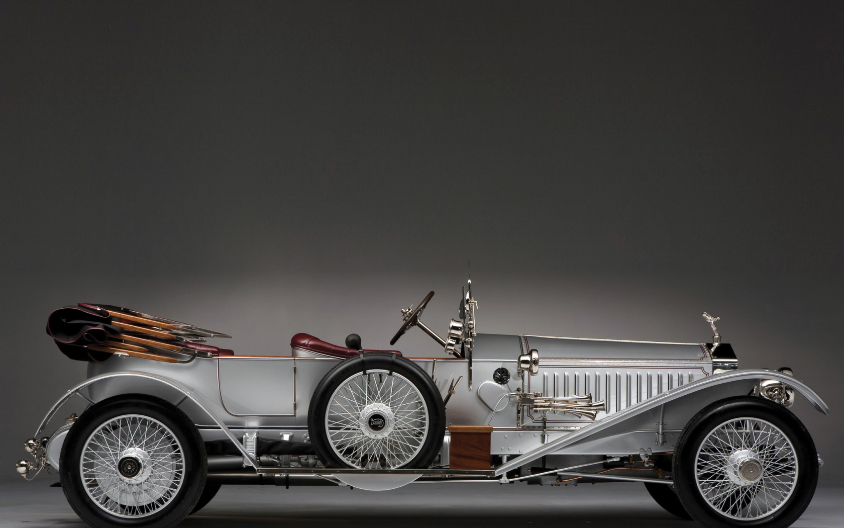Стильный серебристый ретро автомобиль Rolls Royce, 1915 года