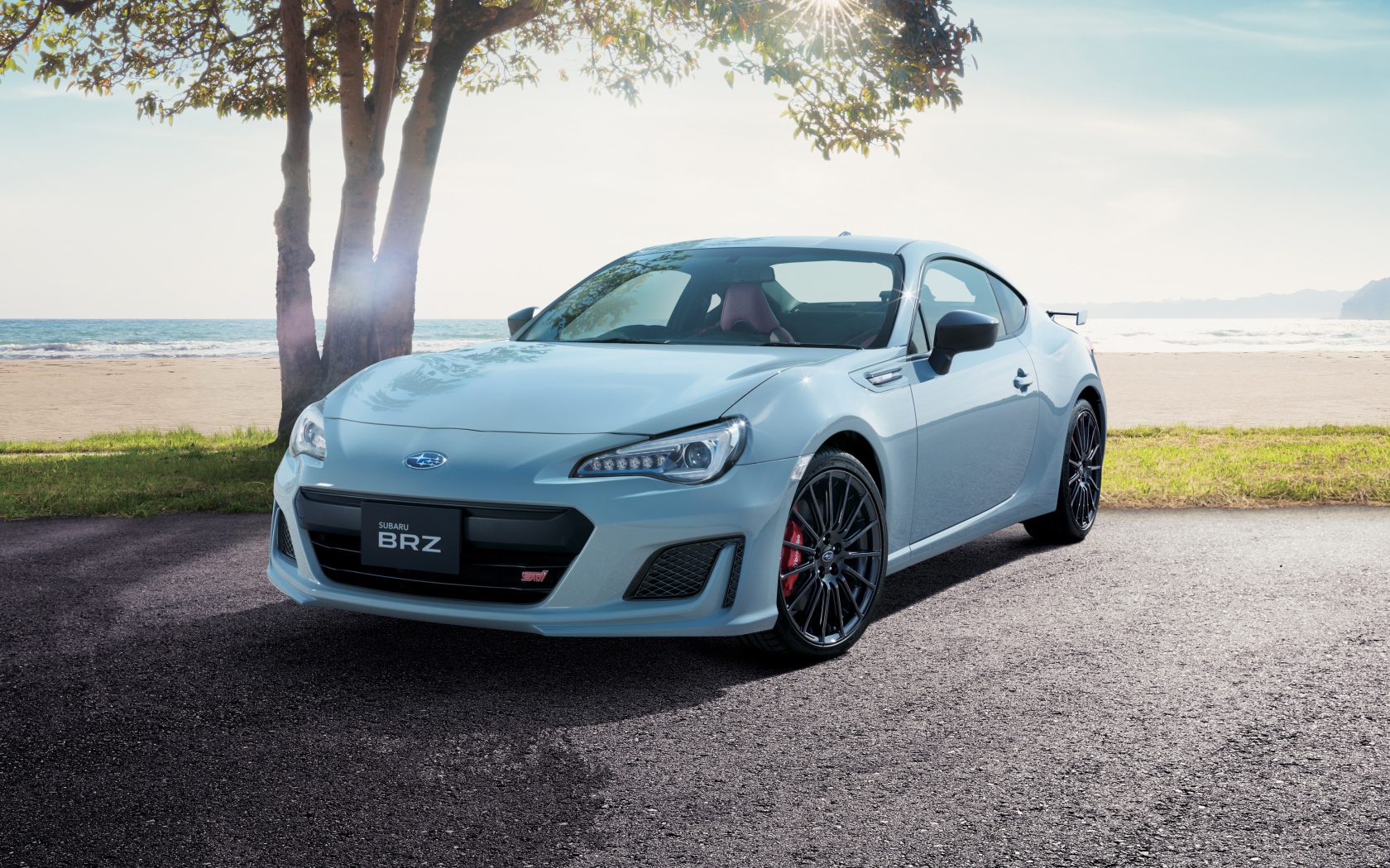 Новый белый автомобиль Subaru BRZ, 2018 на фоне океана
