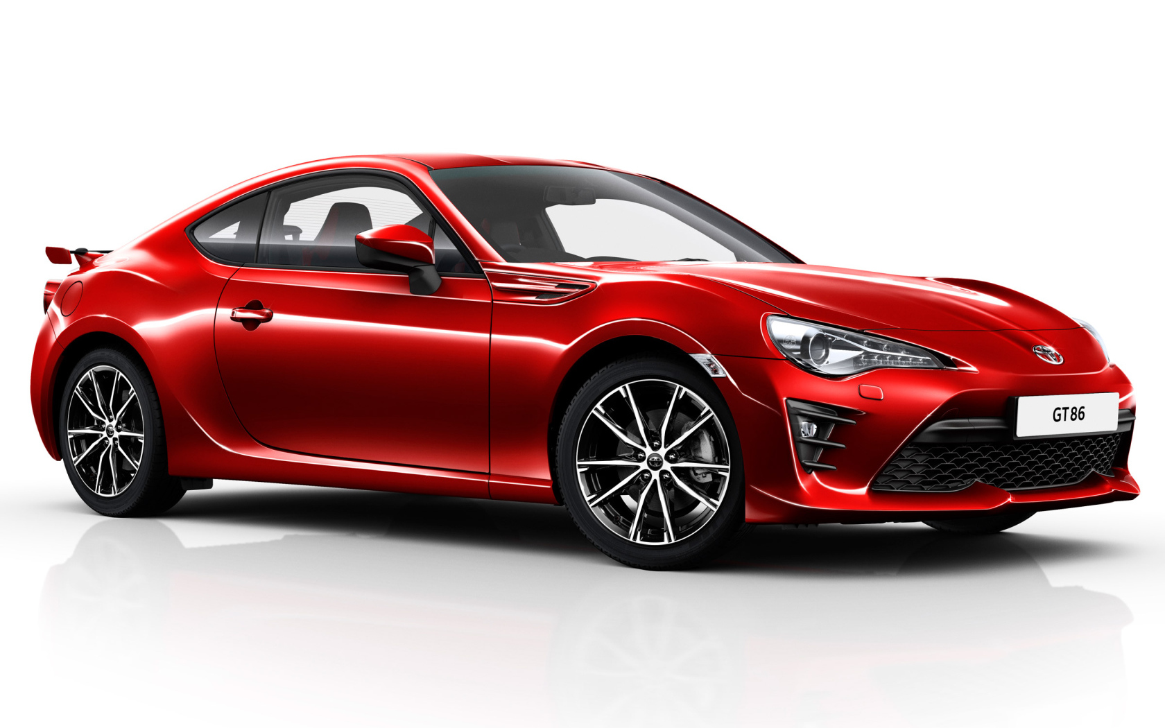 Красная Toyota GT86  2017 года на белом фоне 