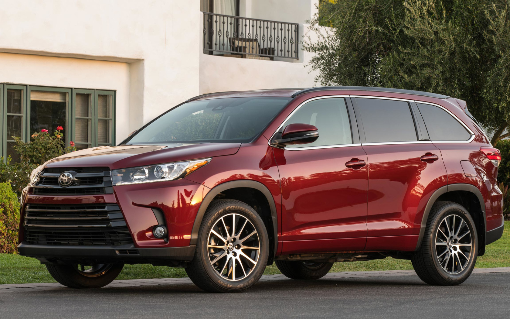 Красная Toyota Highlander 2017 года 