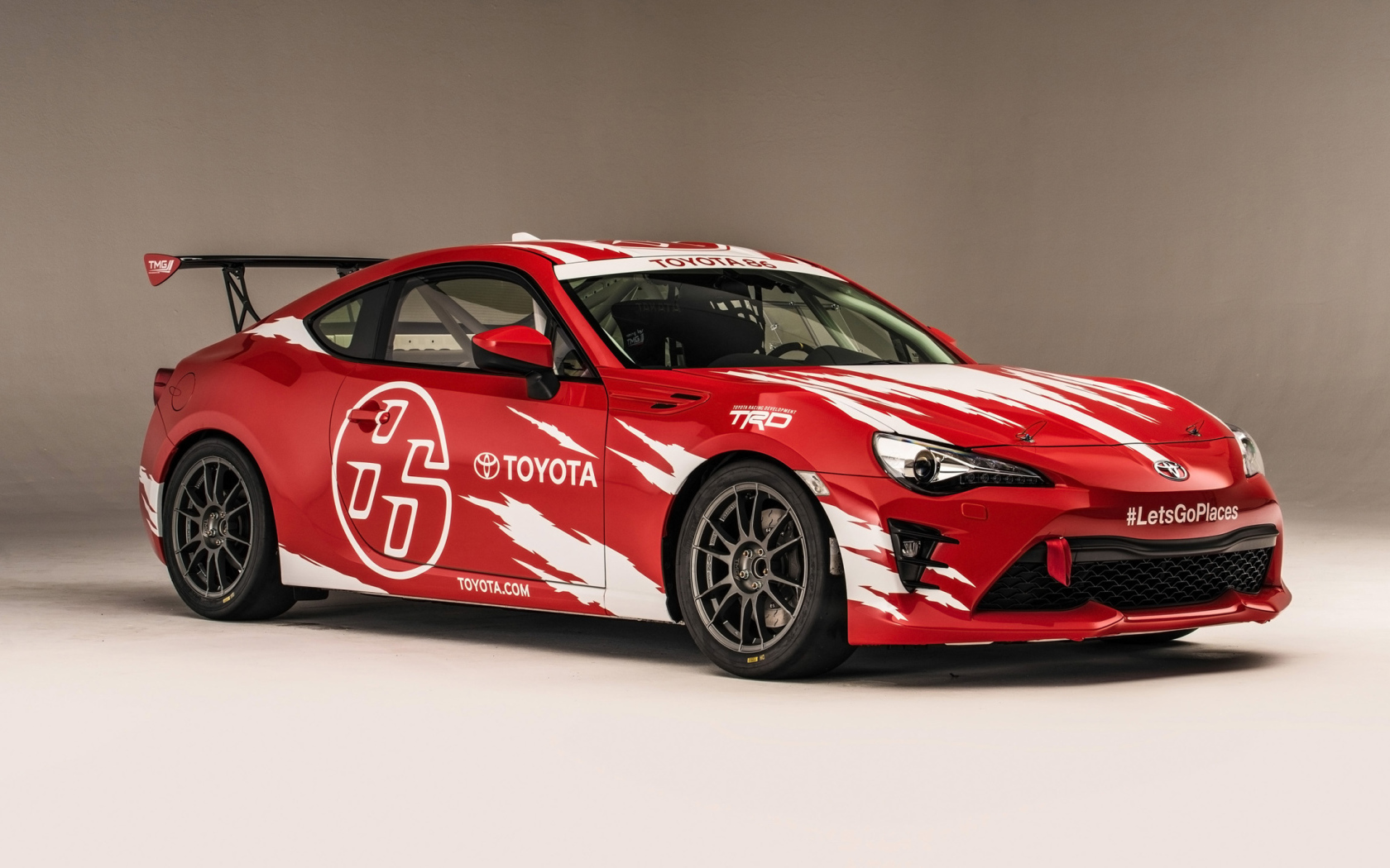 Красный гоночный автомобиль Toyota GT86