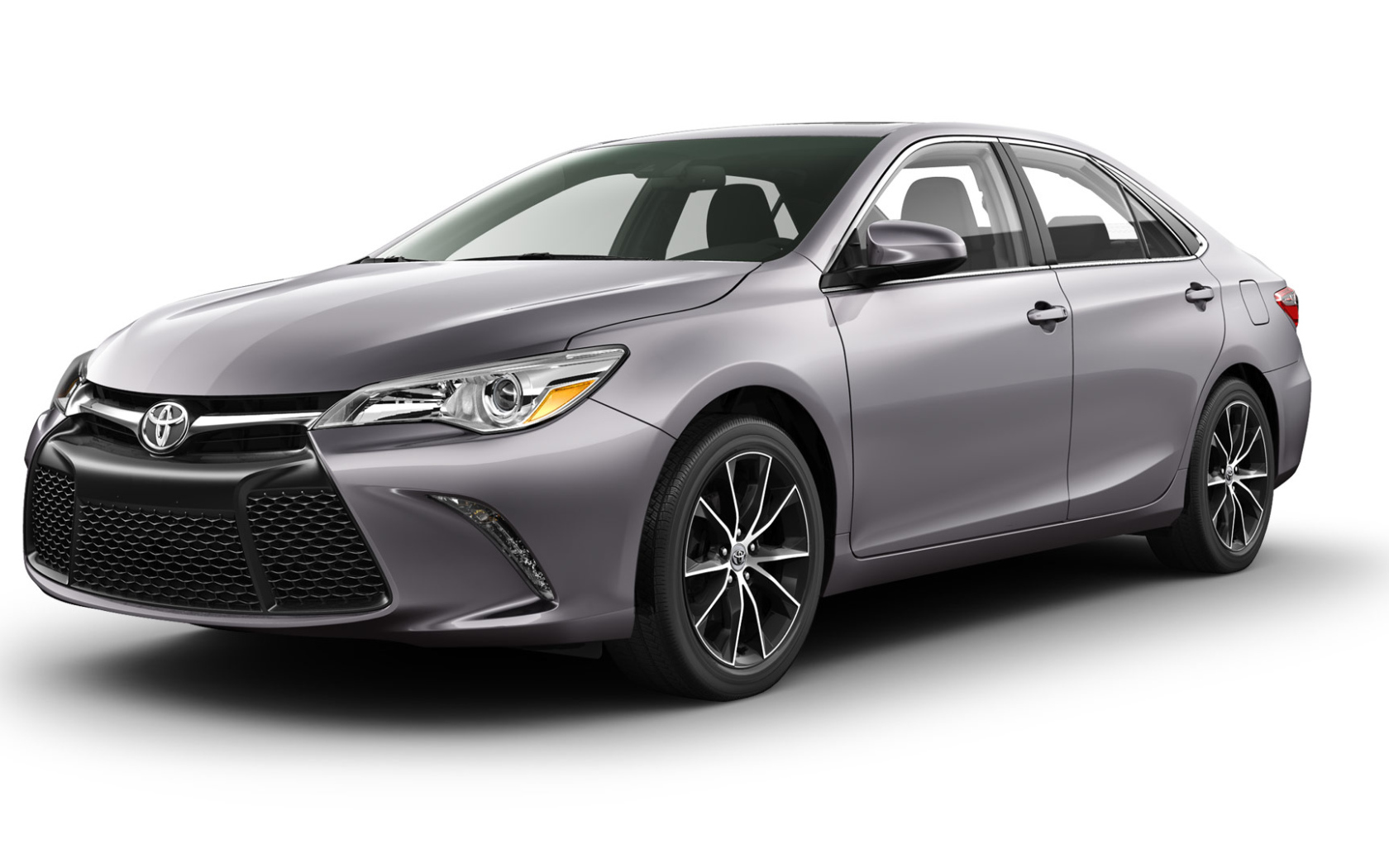 Серебристый автомобиль Toyota Camry 2017 года на белом фоне 