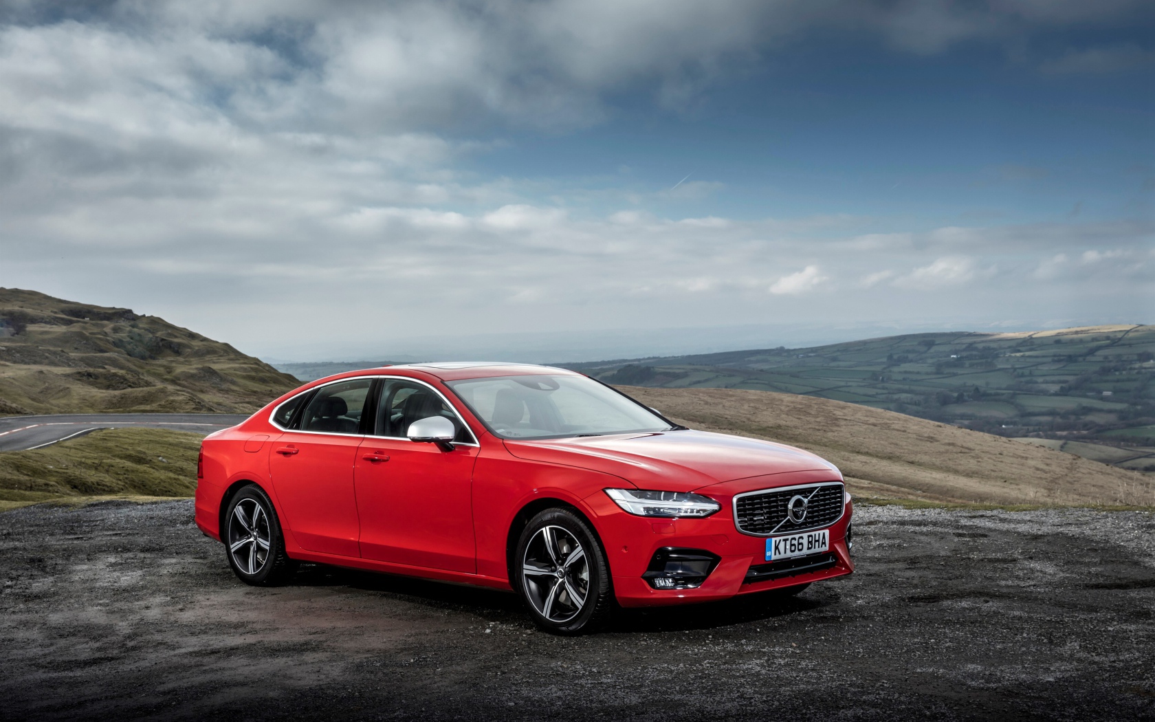 Красный автомобиль Volvo S90 D5 R-Design, 2017 