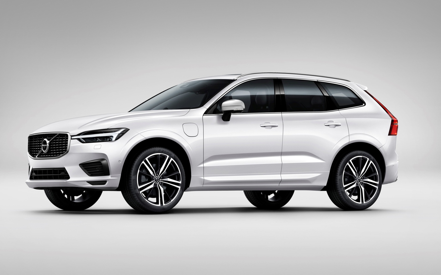 Серебристый  автомобиль Volvo XC60 T8 R Design, 2017 