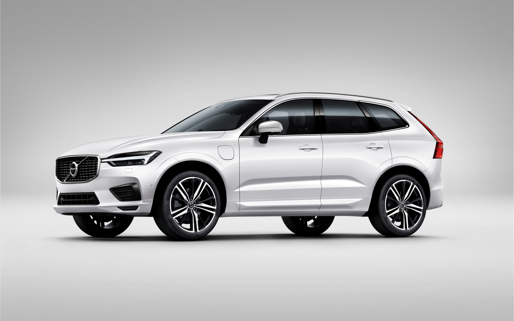 Белый автомобиль Volvo XC90 T8 R-Design, 2017 