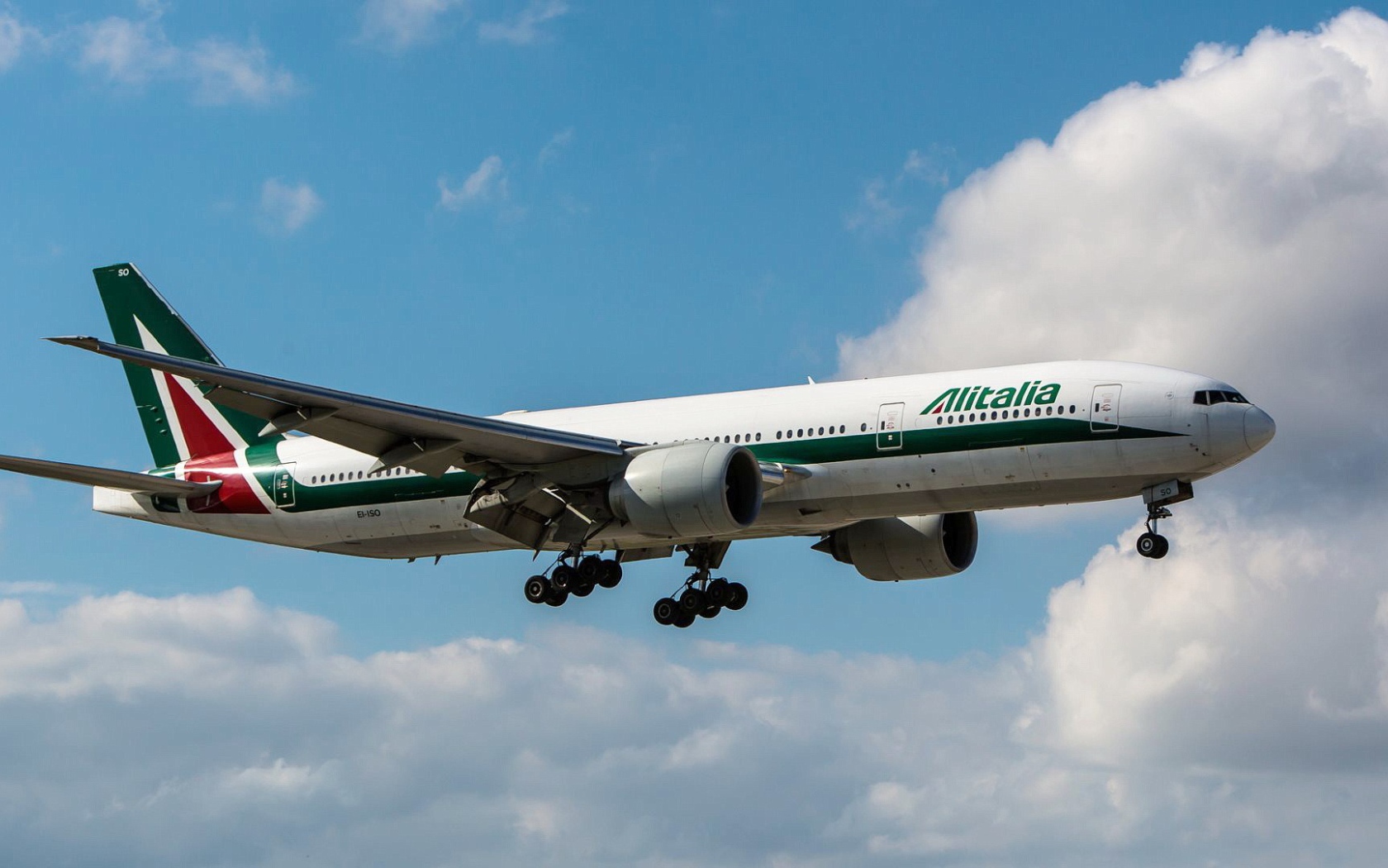 Авиалайнер Boeing 777 авиакомпании Alitalia идет на посадку 