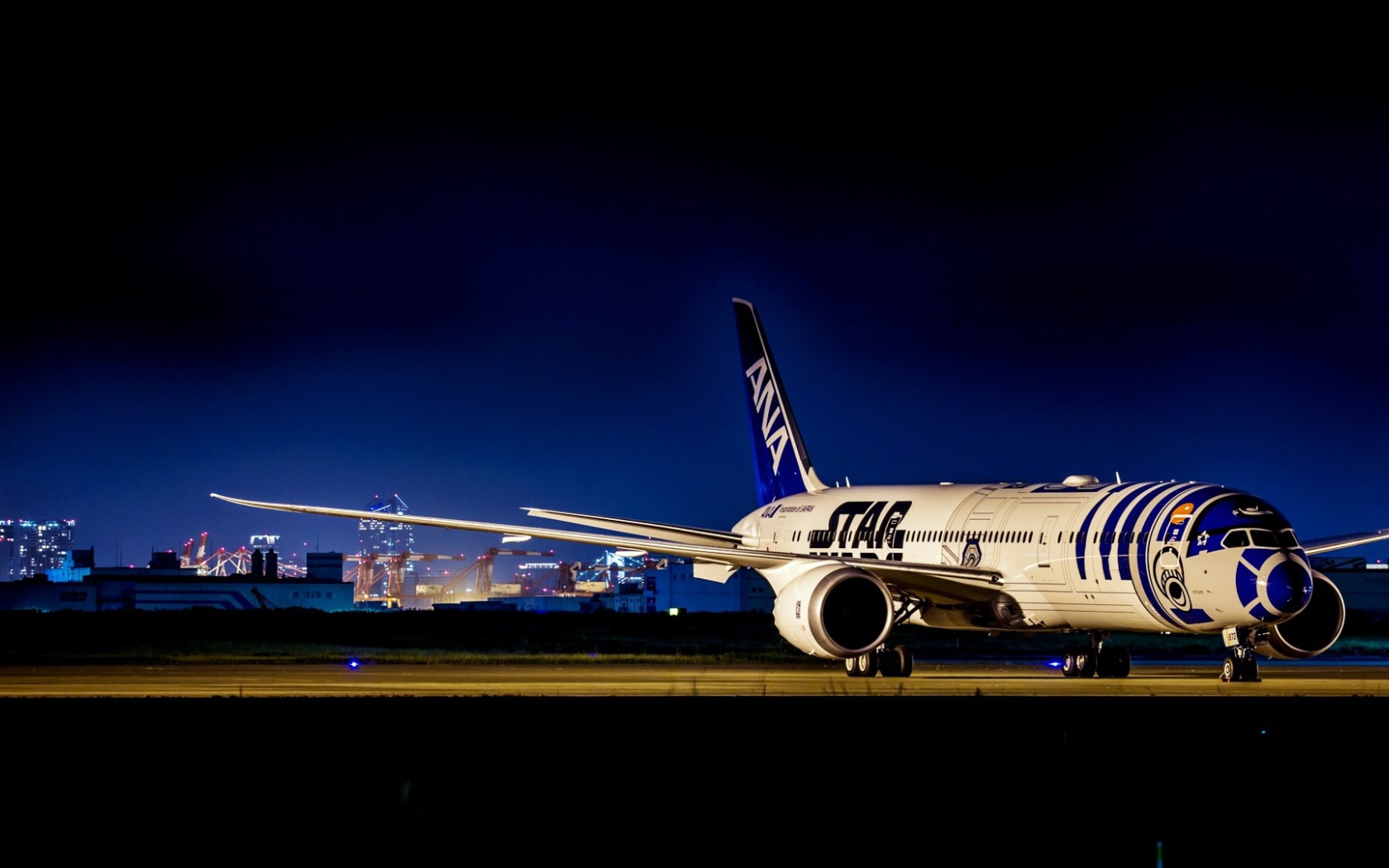 Самолет Boeing 787 в аэропорту 