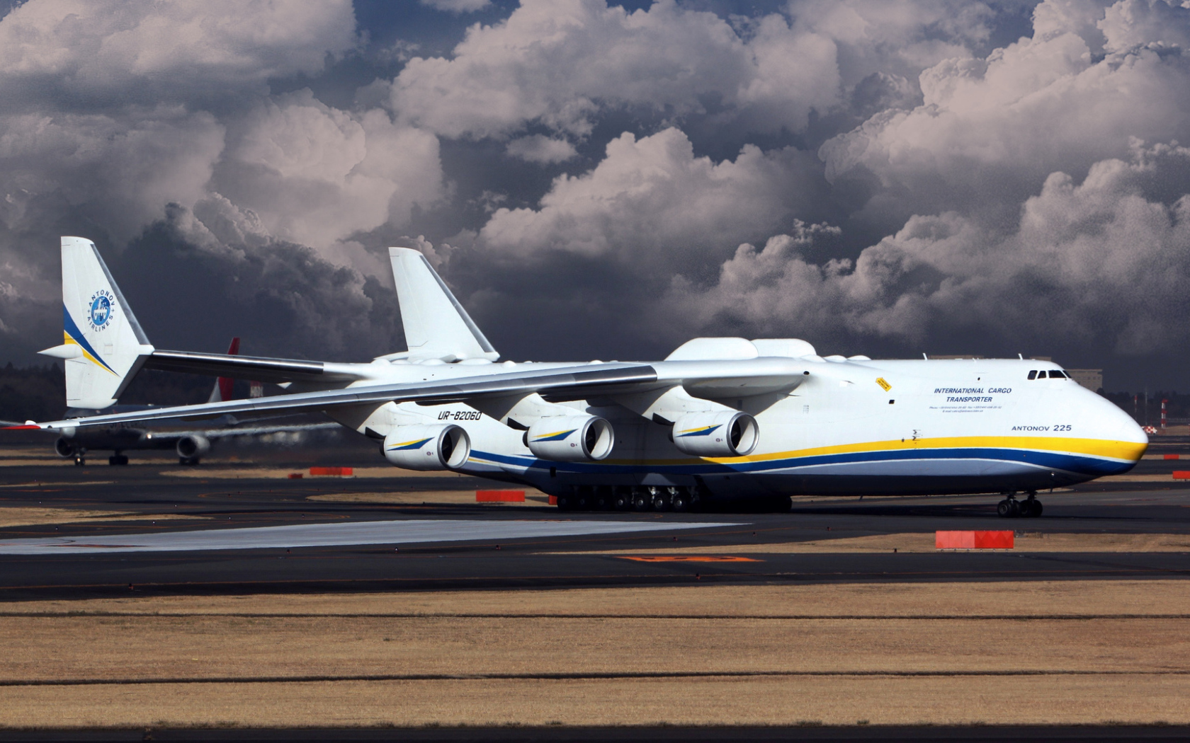 Грузовой самолет Ан 225 Мрия в аэропорту 