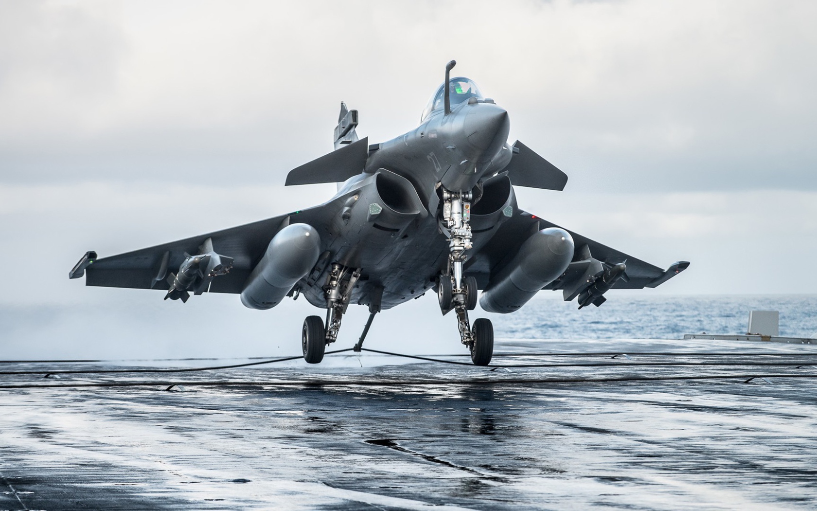 Многоцелевой истребитель Dassault Rafale готовится к взлету 