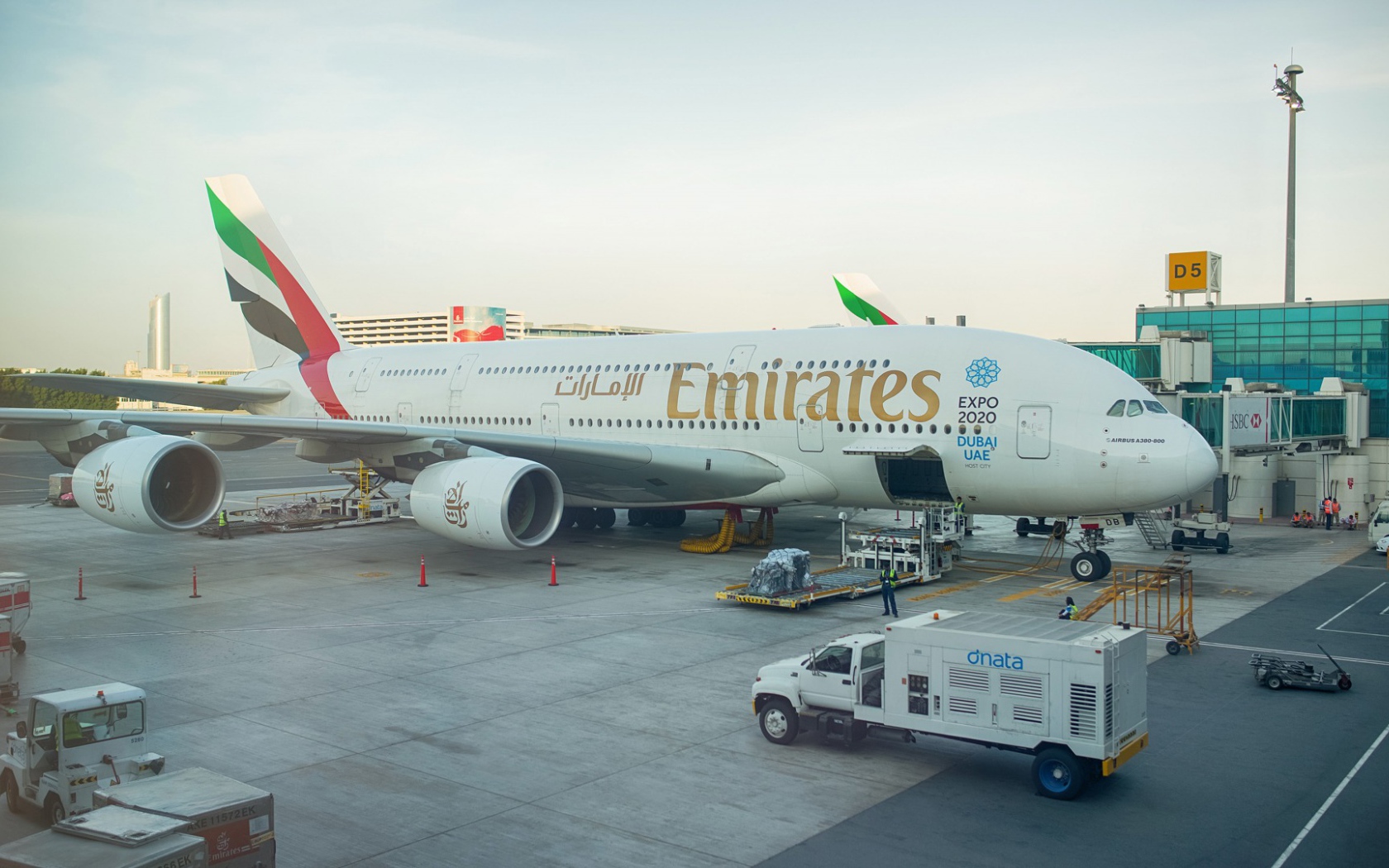 Двухпалубный Airbus A380 - 800 авиакомпании Emirates подготовка к взлету 