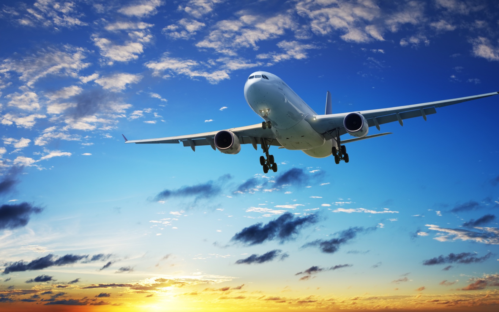 Посадка Boeing на фоне заката