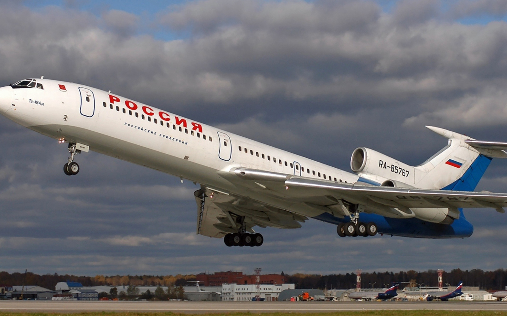 Взлет самолета ТУ-154 российских авиалиний 