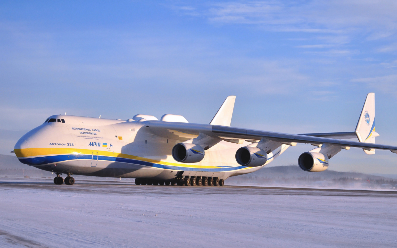 Самый большой самолет Ан-225 Мрия на взлетной  полосе зимой 