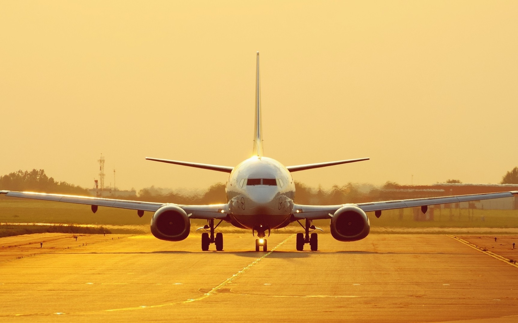 Самолет на взлетной полосе 