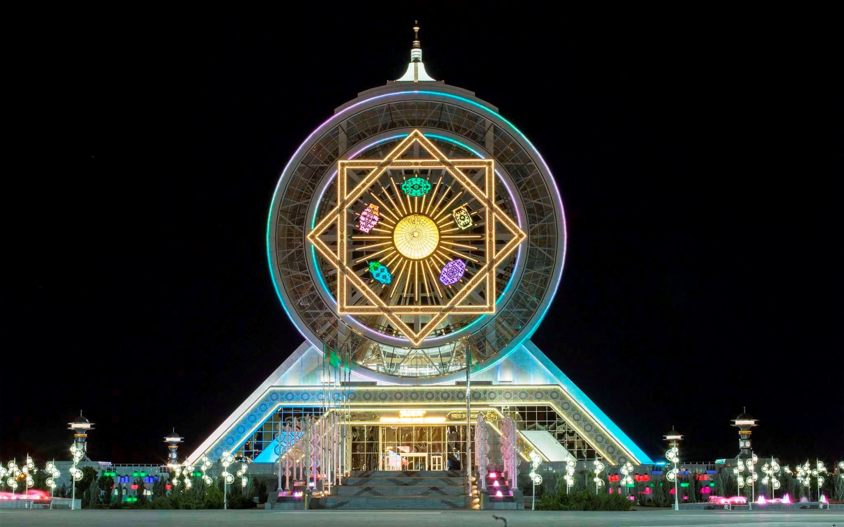 Закрытое колесо обозрения город Ашхабад 