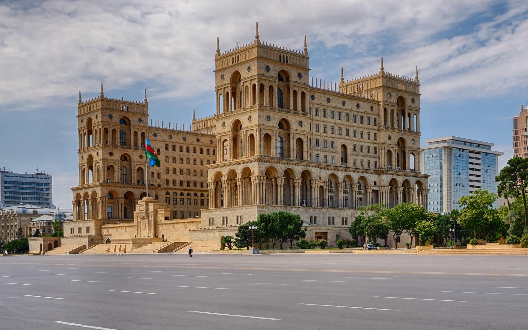 Дом правительства Азербайджанской Республики на площади Свободы Баку 