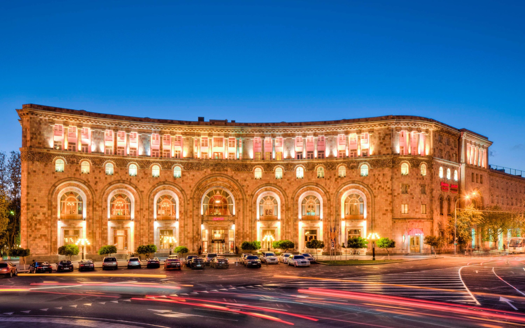 Отель Марриотт вечером город  Ереван 