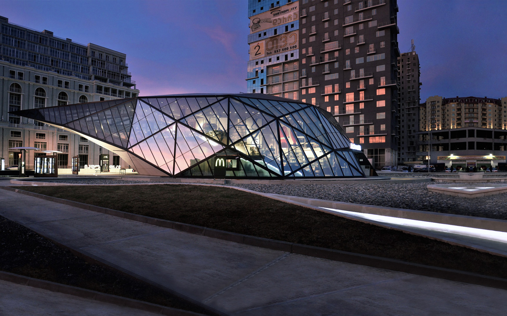 Стеклянное здание McDonald's в Батуми 