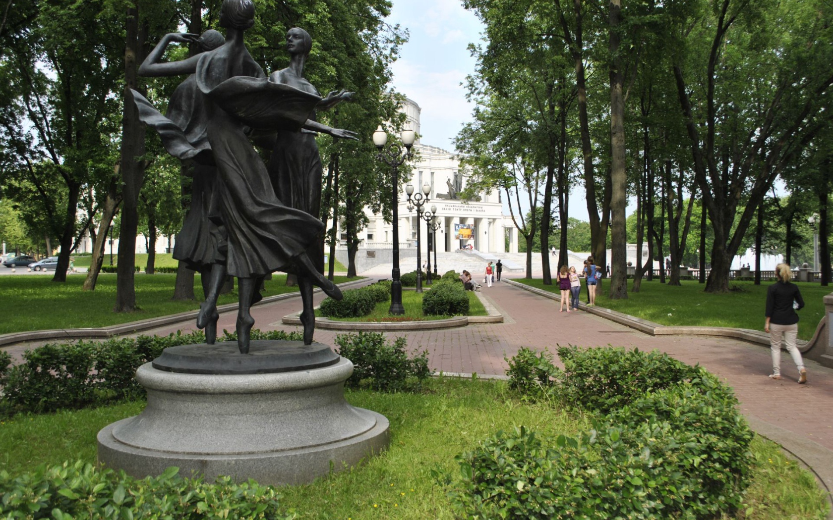 Памятник балеринам в парке имени Янки Купалы город Минск 