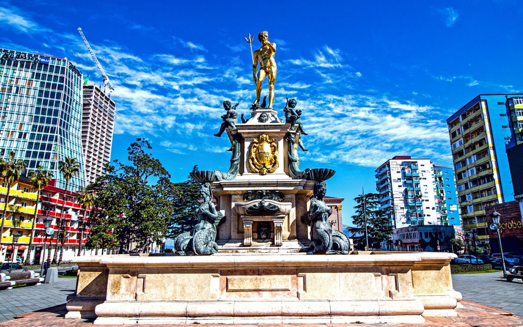 Памятник на проспекте Руставели Батуми 