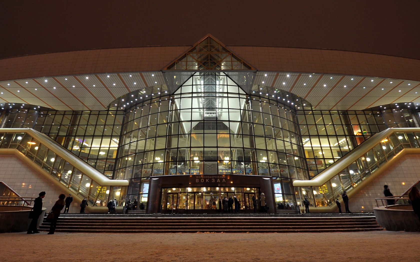 Стеклянный фасад железнодорожного вокзала город Минск  