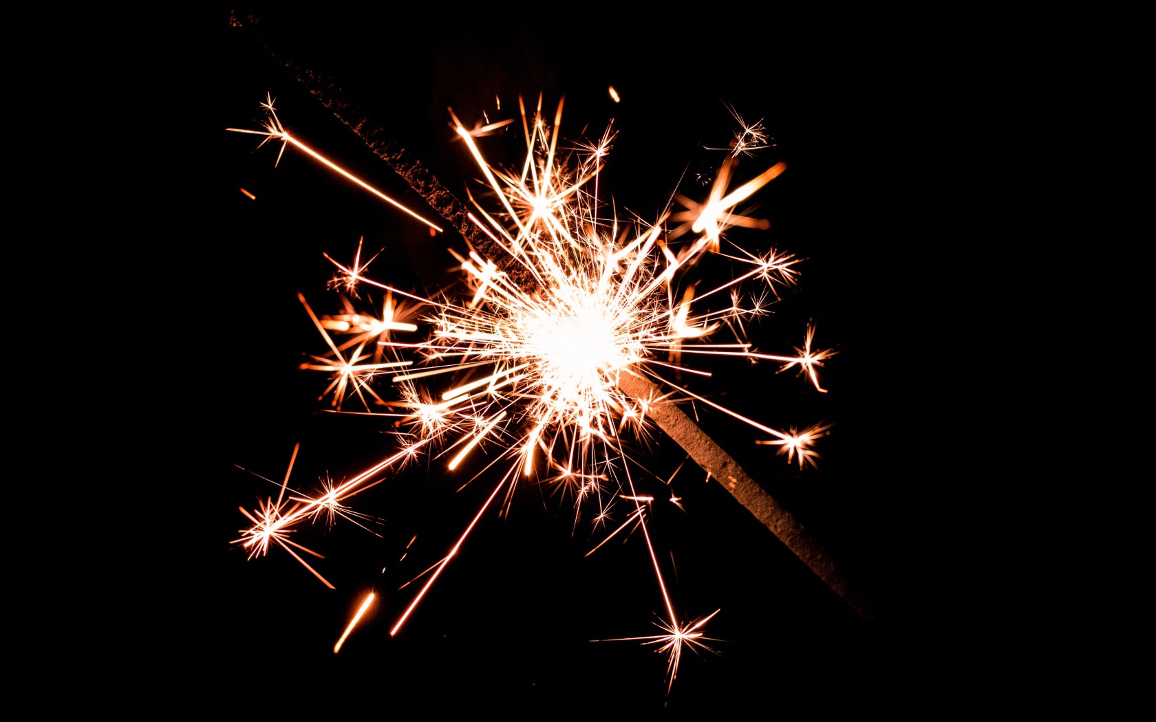Бенгальский огонь с яркими искрами на черном фоне