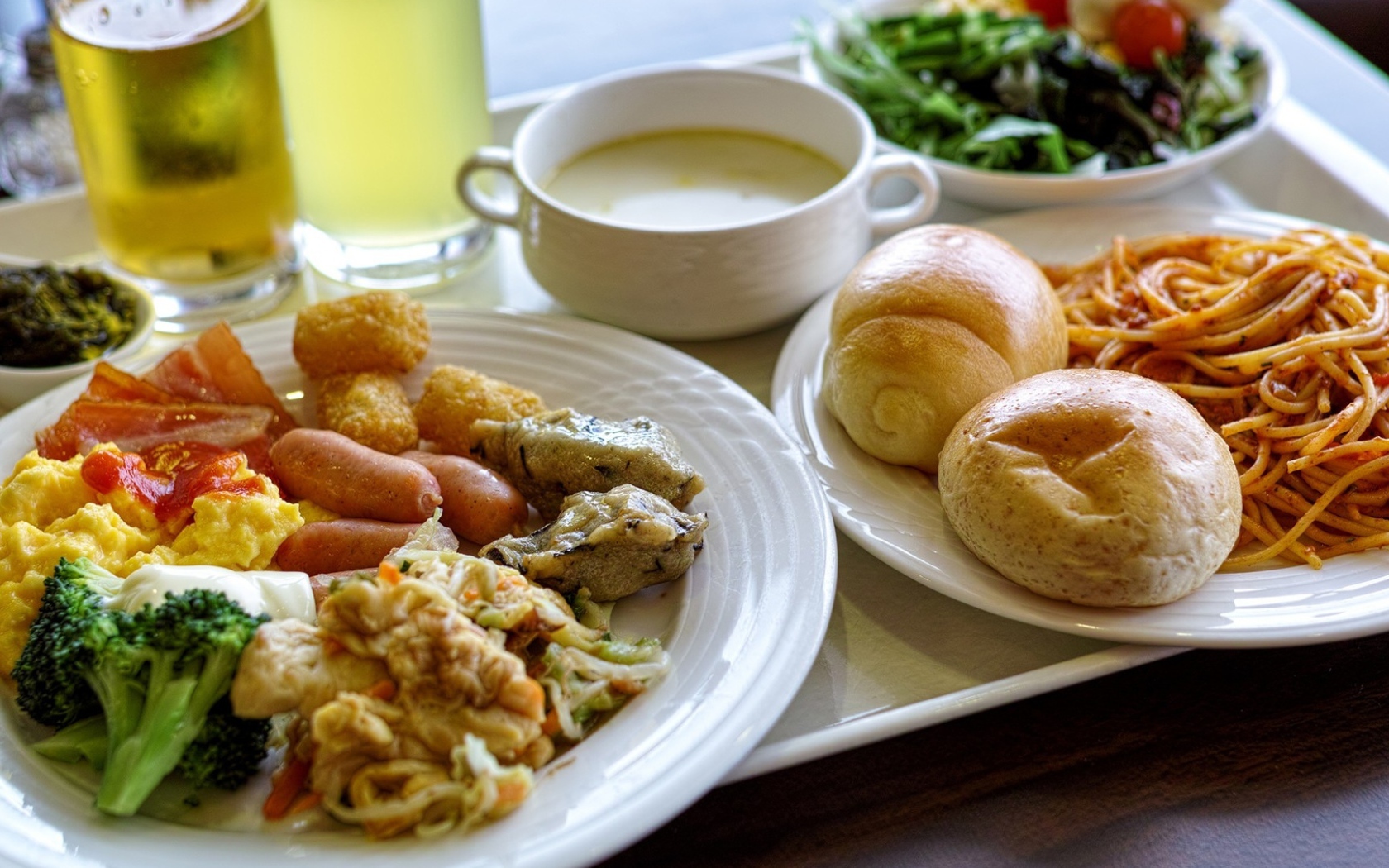 Аппетитный сытный завтрак на белых тарелках